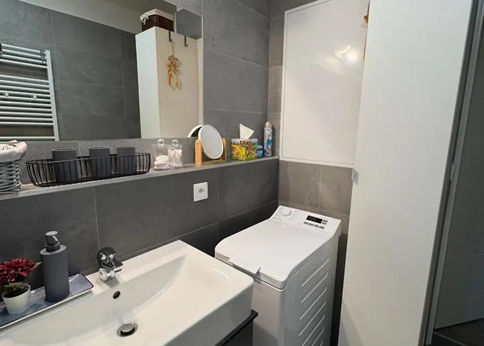 Fatranska,parking Free ,air Condition شقة